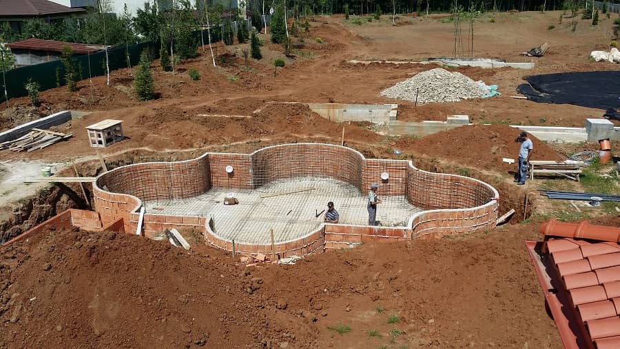 Construccion piscina con ladrillos y mallazo